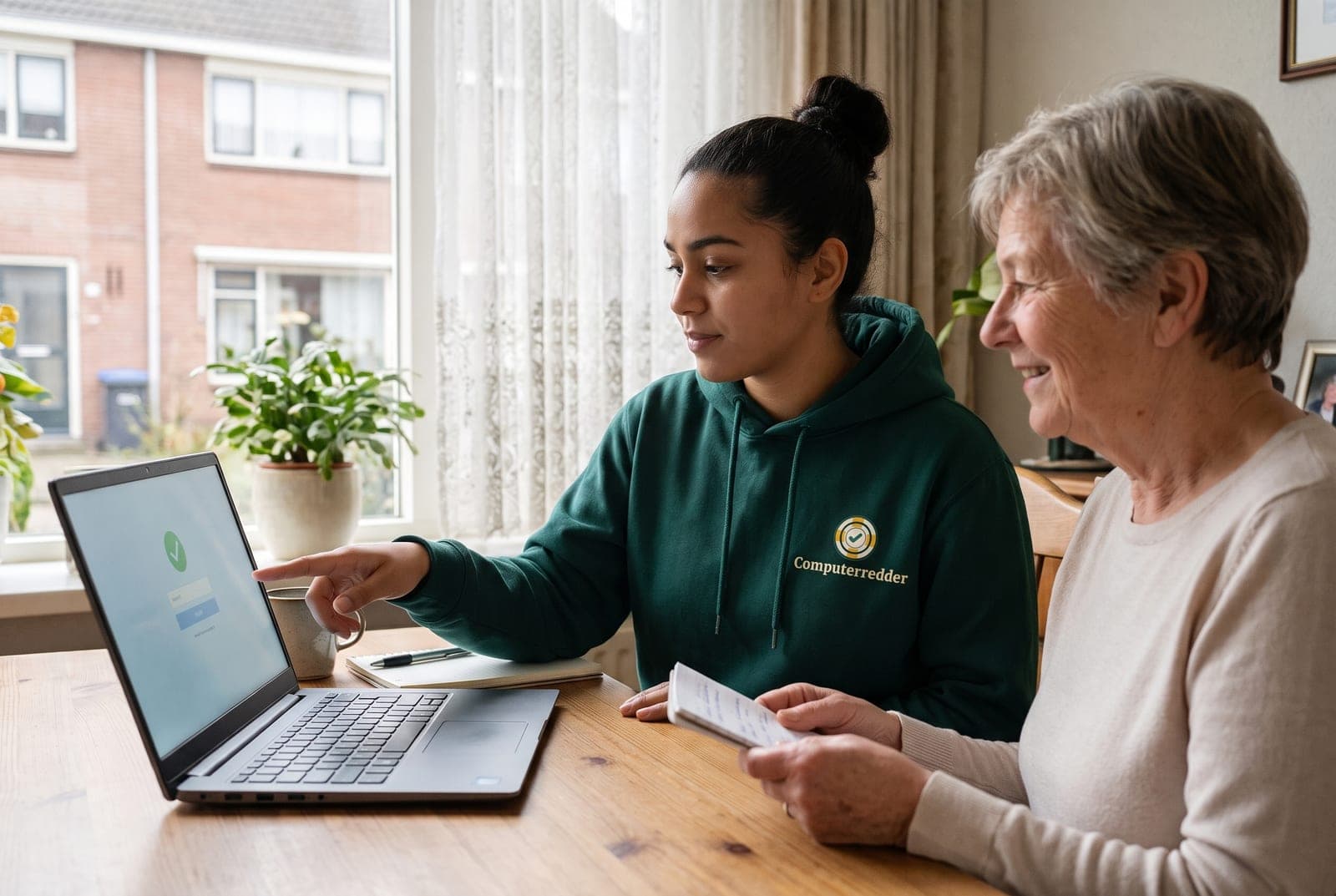 Een van onze studenten helpt een vrouw weer inloggen op haar laptop