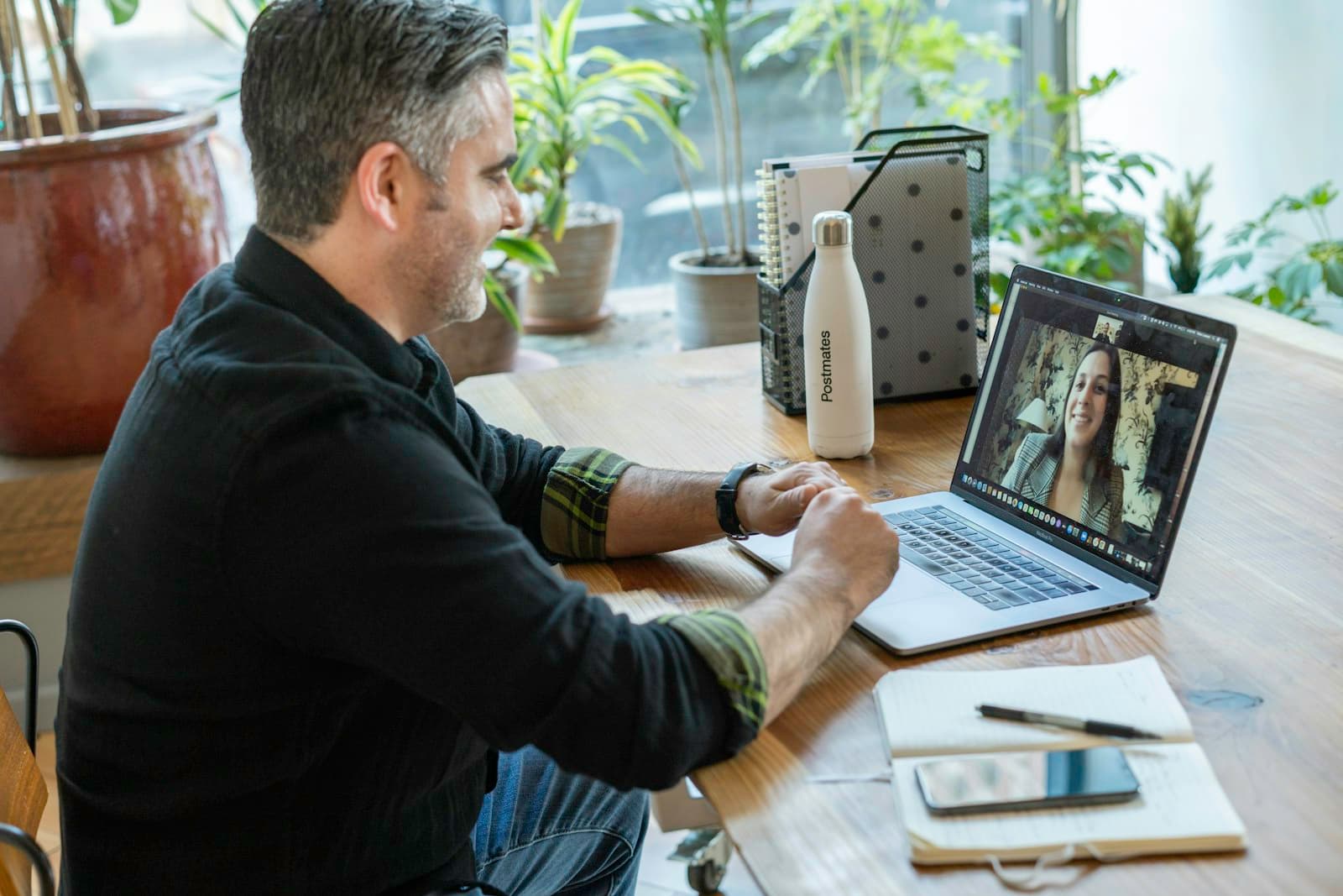 Videogesprek op een laptop thuis