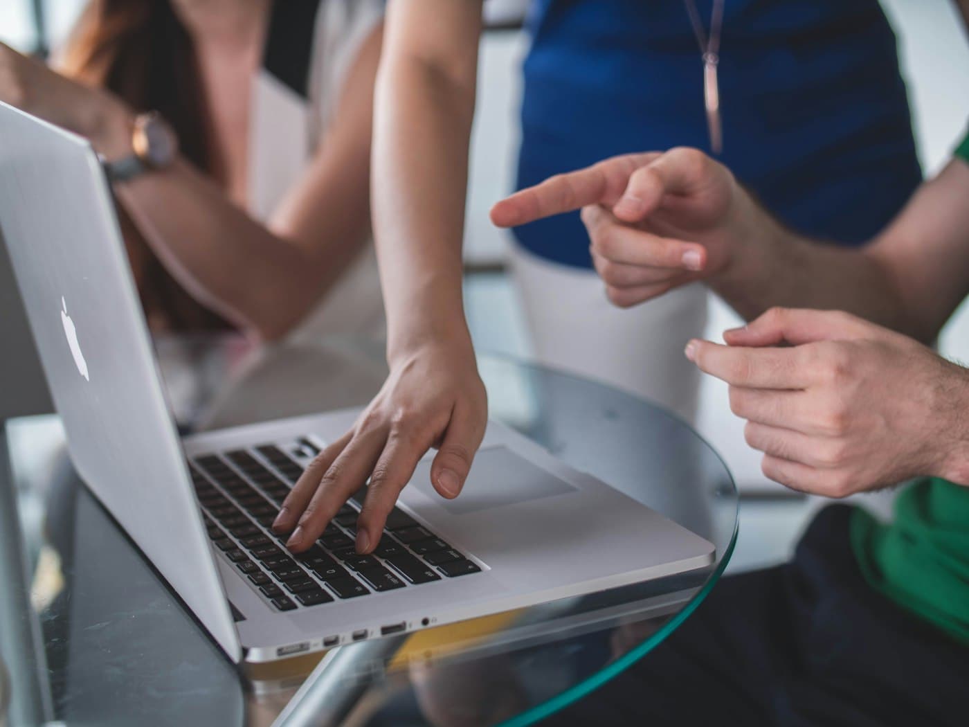 Rustige uitleg bij de laptop, stap voor stap