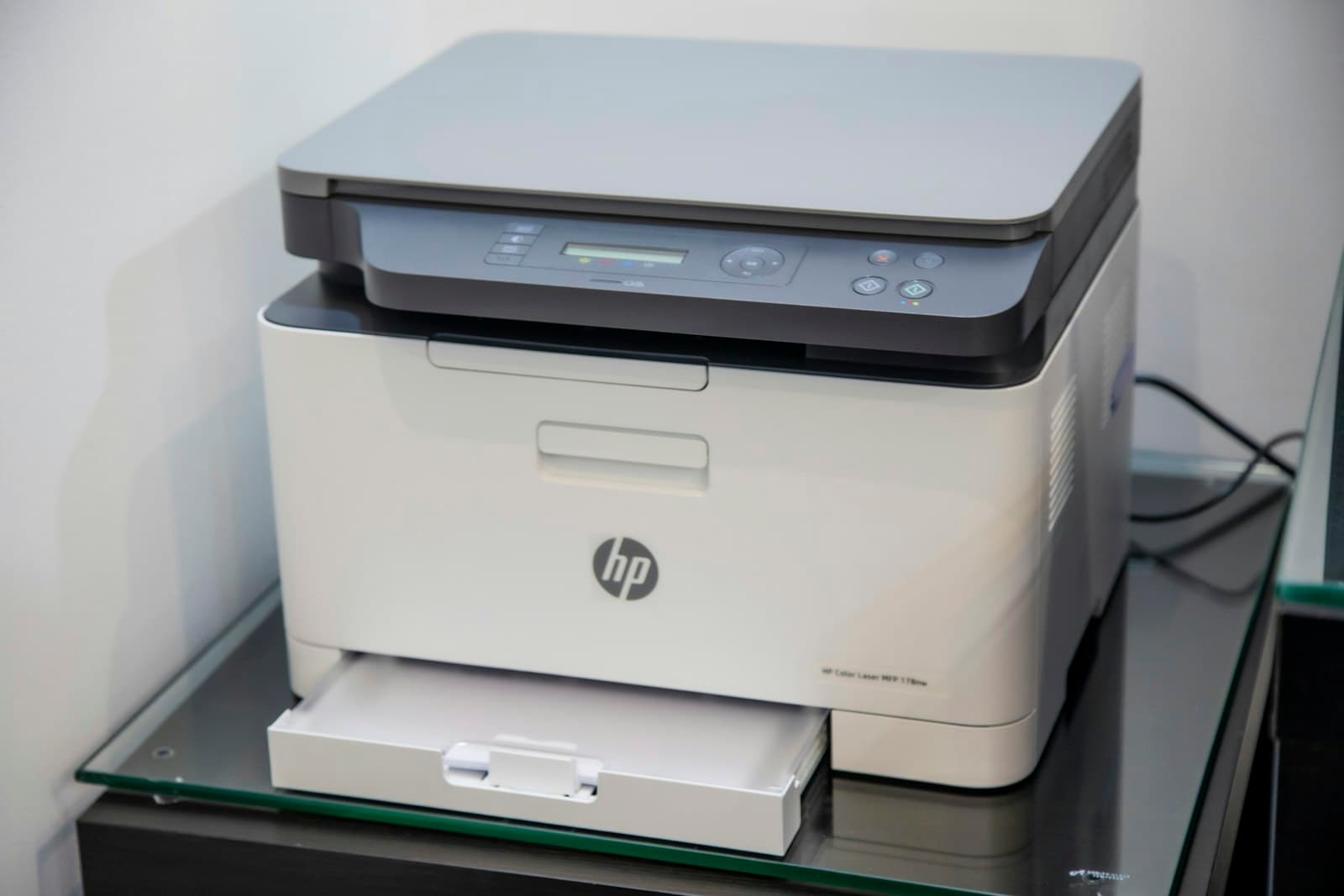 Witte all-in-one printer op een kastje