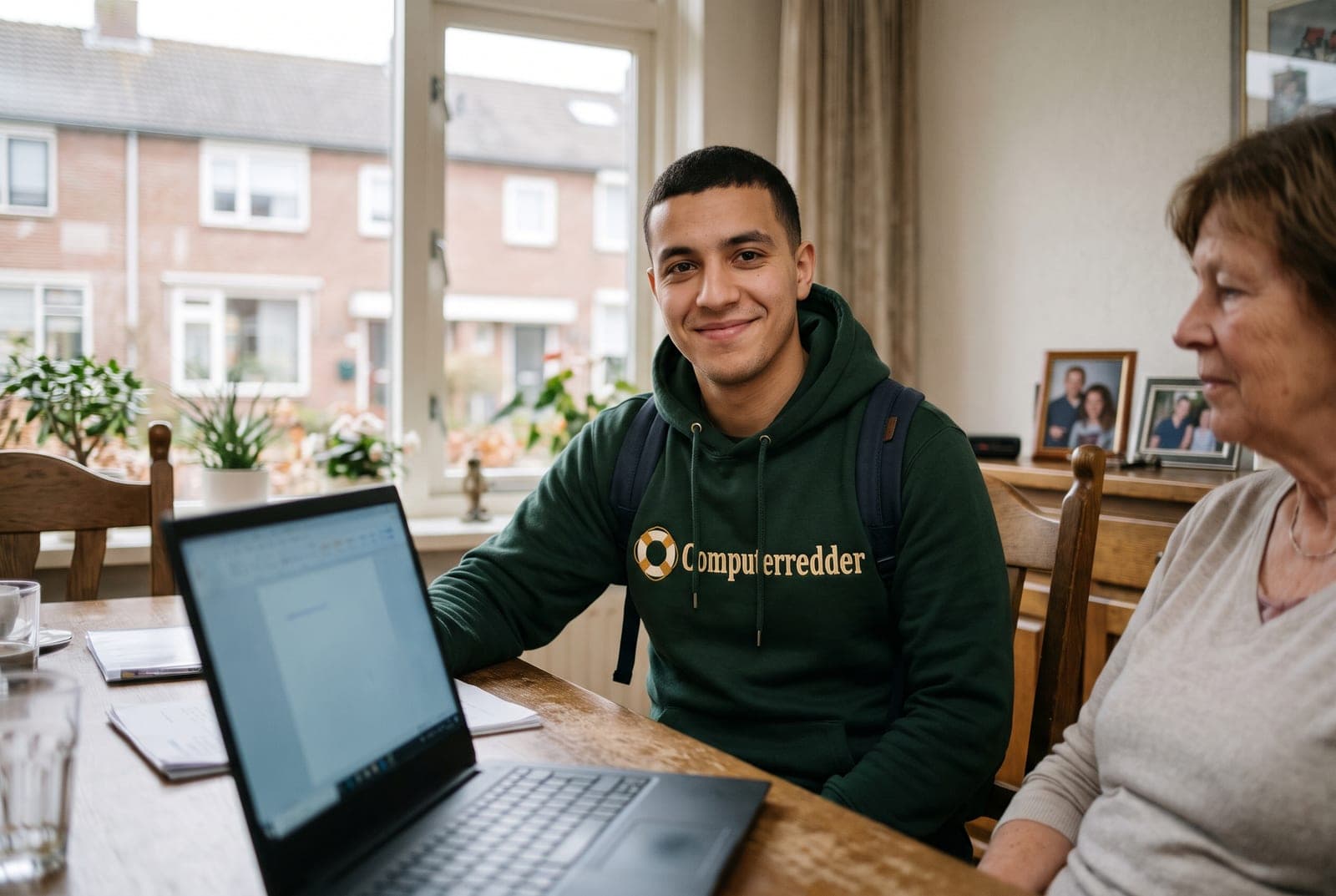 Een vrouw doet de voordeur open voor een van onze studenten